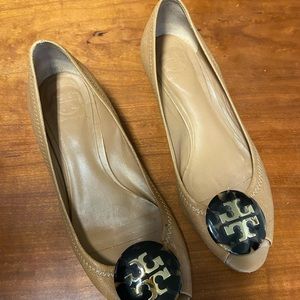 Tory Burch tan leather & tortoise shell emblem